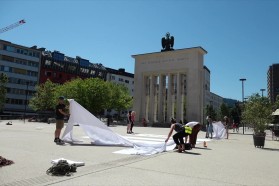 Am 1. Juni 2021 platzierte eine Gruppe von Aktivist*innen den Schriftzug im Zentrum der österreichischen Stadt Innsbruck.